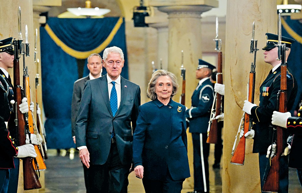 克林頓與妻子希拉莉。