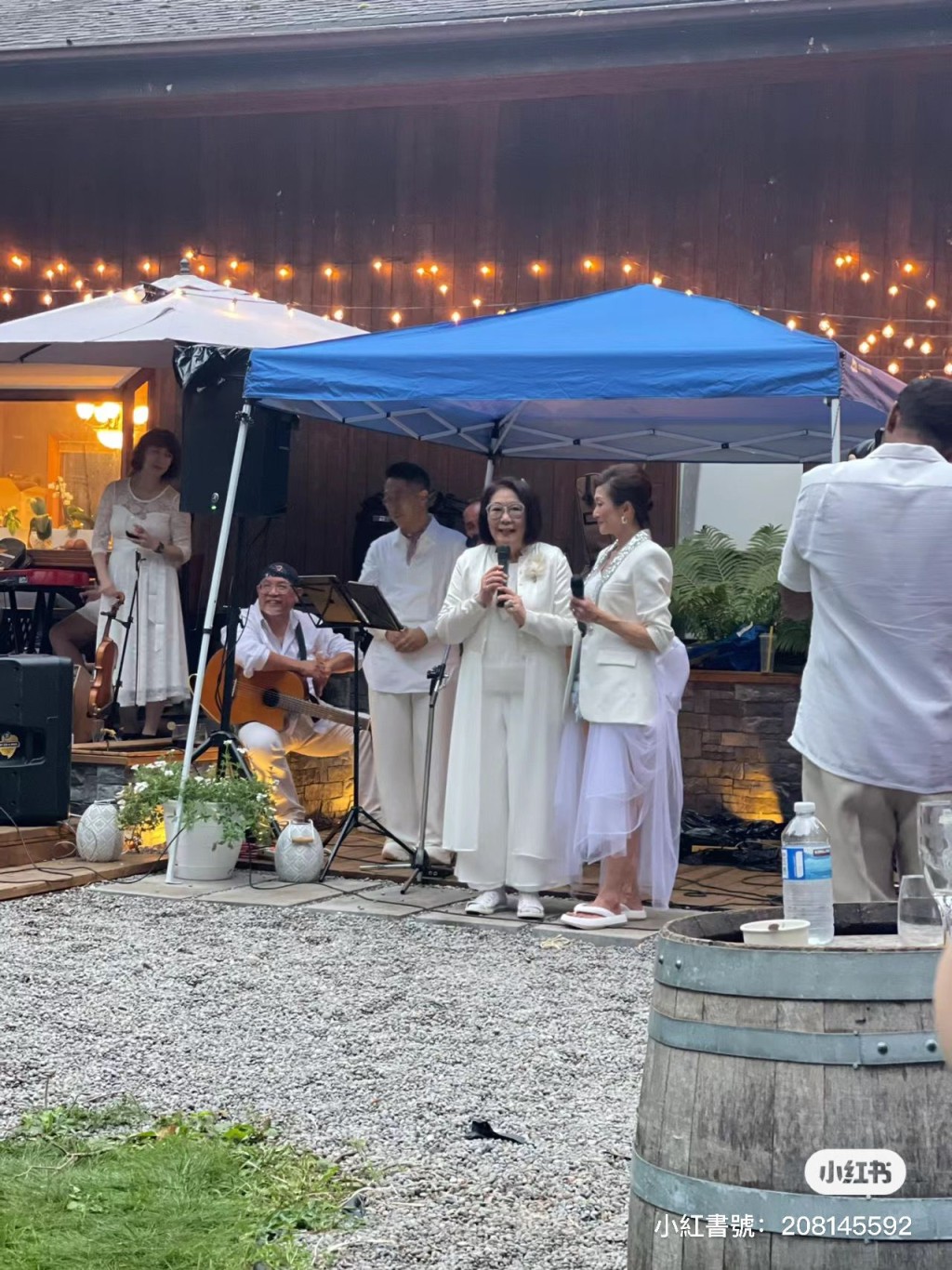 新任外母李司棋亦穿上白色長裙，在婚禮上向女兒致辭送祝福！