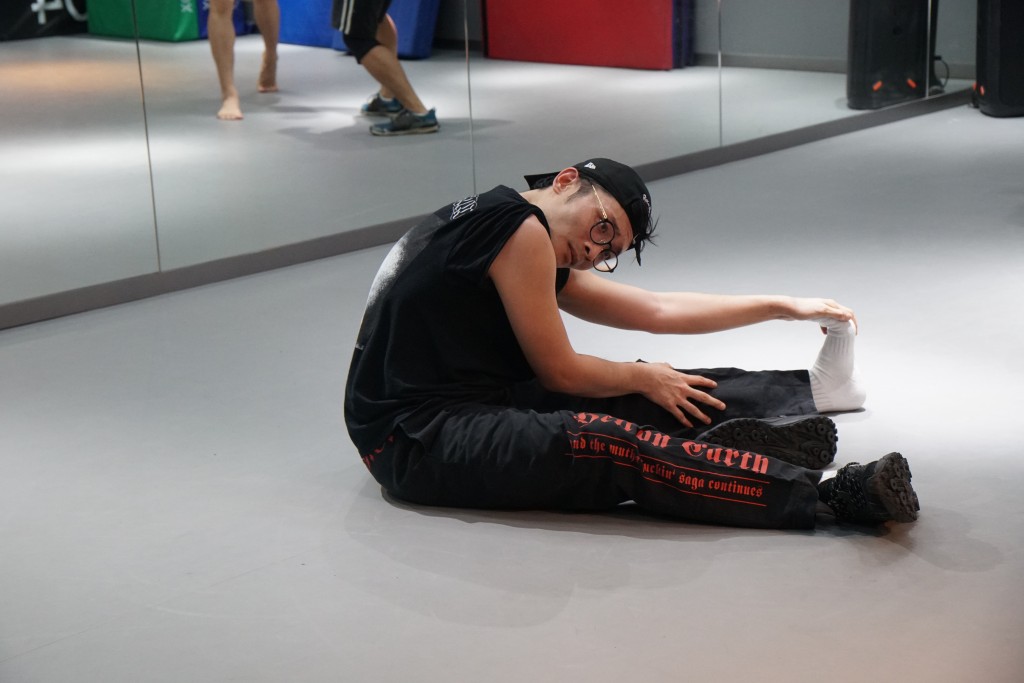 阿Dee好認真拉筋。