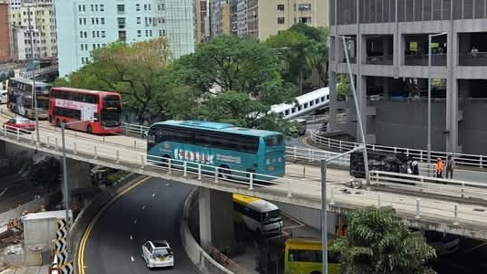 私家車在啟福道天橋翻側。fb 車cam L(香港群組) 私家車在啟福道天橋翻側。fb 車cam L(香港群組)