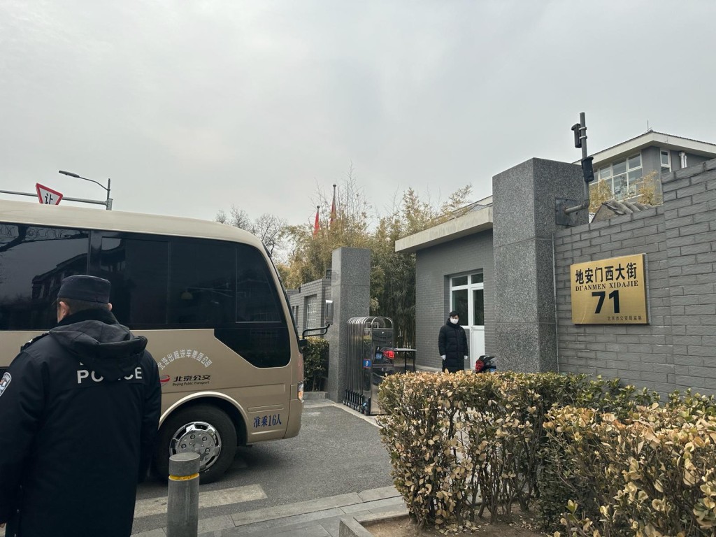 特區政府駐北京辦事處門外保安嚴密，李家超一行人乘車進入駐京辦後，保安人員隨即拉起鐵閘。何嘉敏攝