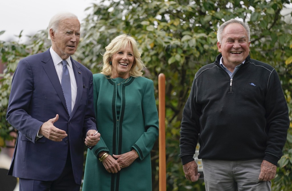 拜登和其夫人吉爾在白宮舉行植樹活動，以紀念場地主管戴爾哈尼為白宮花園服務50年。AP