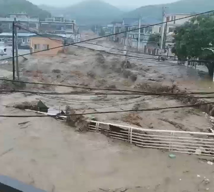 北京暴雨，多區出現水浸，河道泛濫。