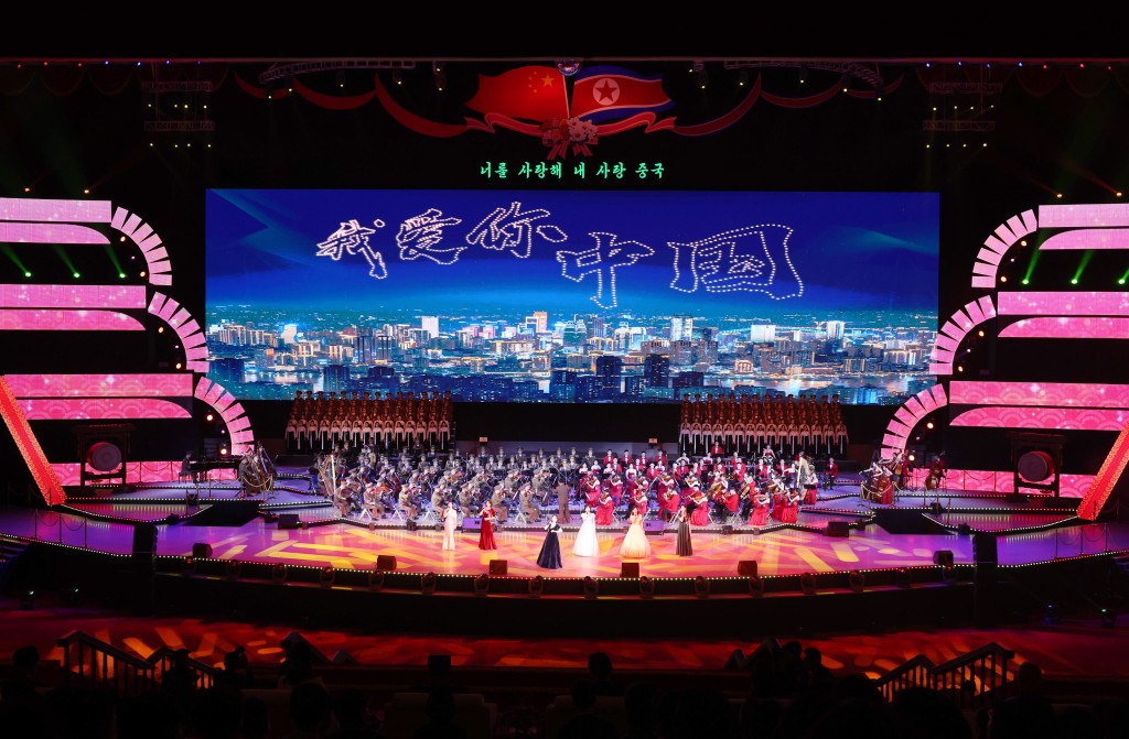 习近平和彭丽媛观看朝鲜专场文艺演出。 新华社