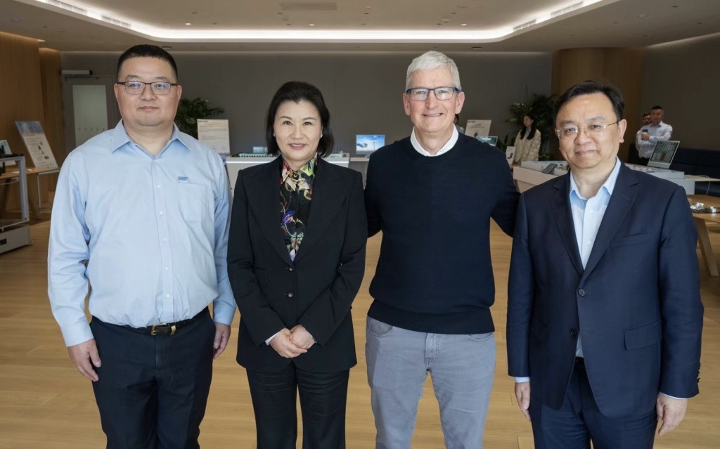 庫克在上海的蘋果中國總部接見比亞迪董事長兼總裁王傳福。 微博