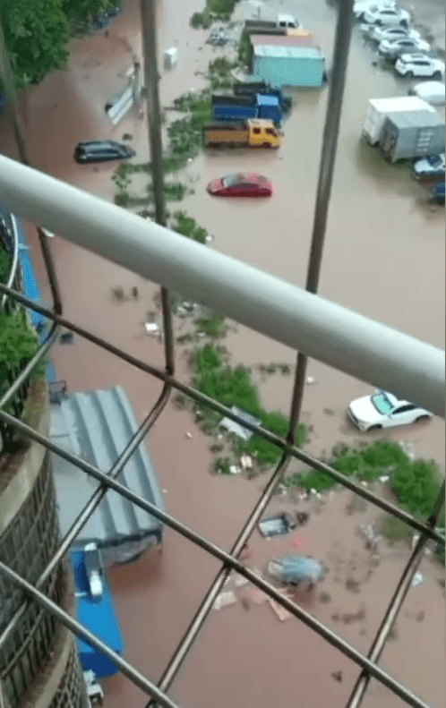 广州网民发布窗外户外停车场，水浸至轮胎位置。