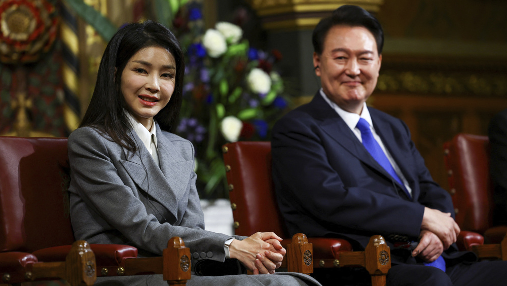 南韩总统尹锡悦（右）与妻子金建希去年11月21日访问英国在伦敦留影。 AP