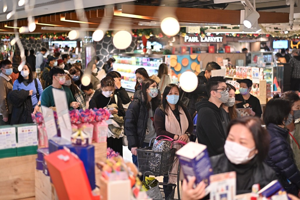 沙田有超市迫滿購物的市民。