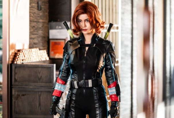 扮成黑寡婦外,還要演出打戲。