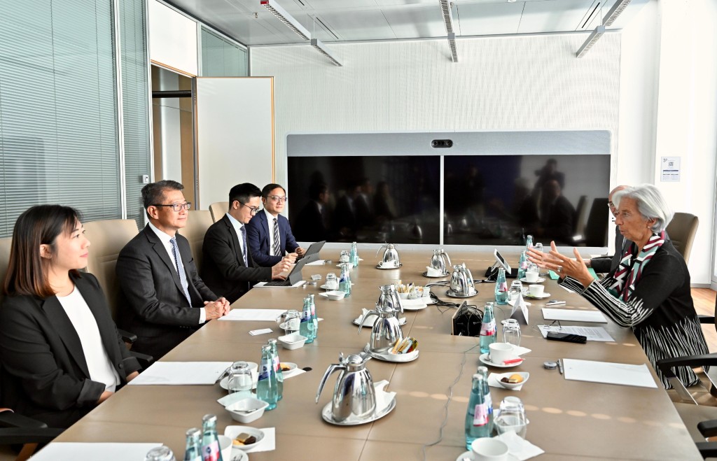 陳茂波（左二）與歐洲中央銀行行長拉加德（右一）會面。政府新聞處