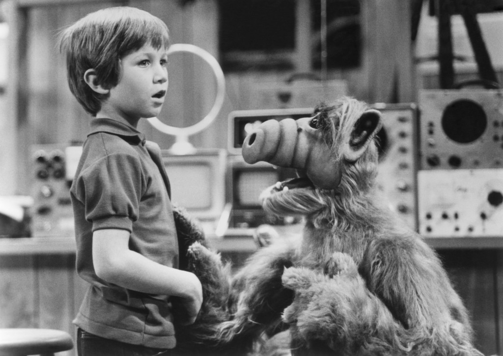 经典美国处境喜剧《家有阿福》主要描述，美国Tanners一家与外星人阿福（Alf）生活的故事。