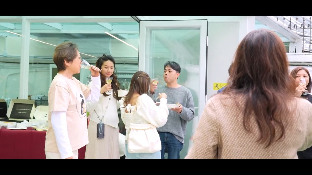 小艾本身有16隻狗，她曾表示愛犬大部分是收養回來。