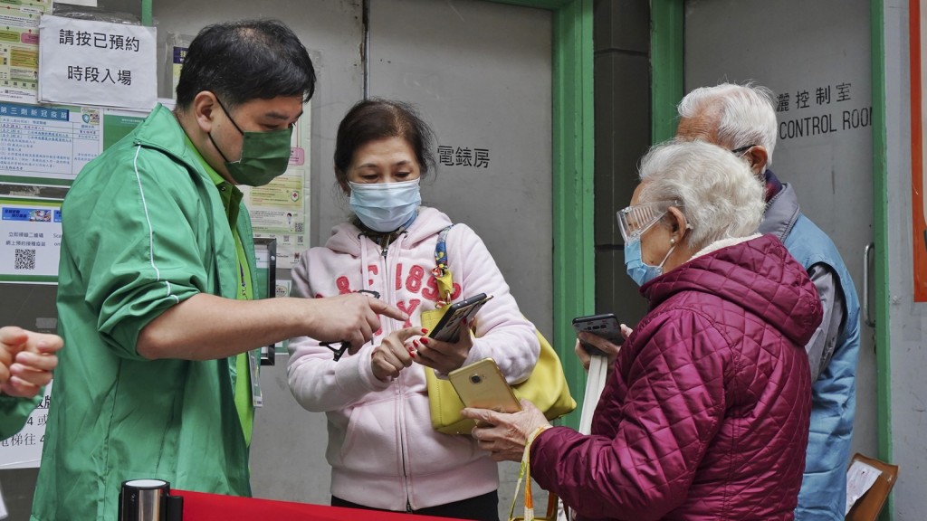 港大感染及傳染病中心總監何栢良認為可提供誘因以加速長者接種。資料圖片