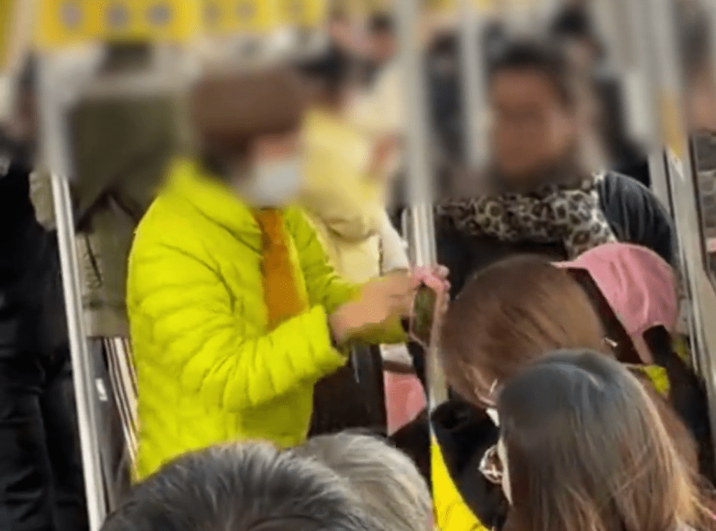 黃衫的大媽對坐「愛心座」女孩指指點點。