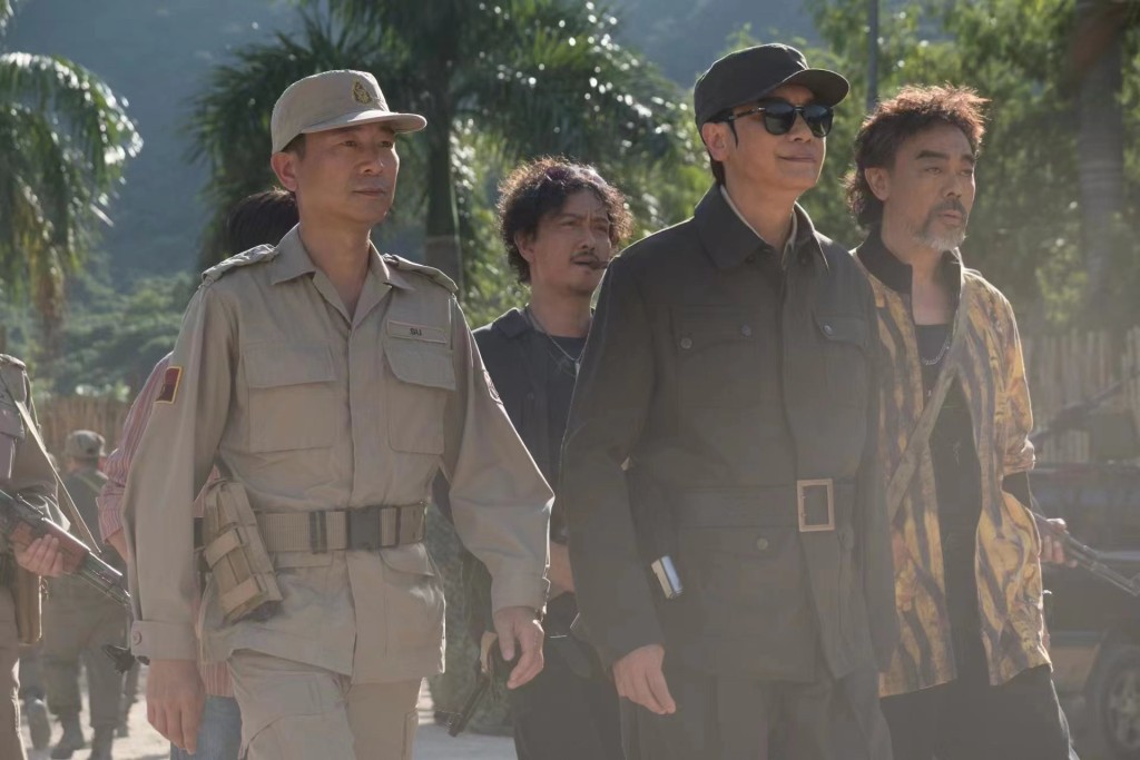 陈国邦（左）饰演其左右手军官。