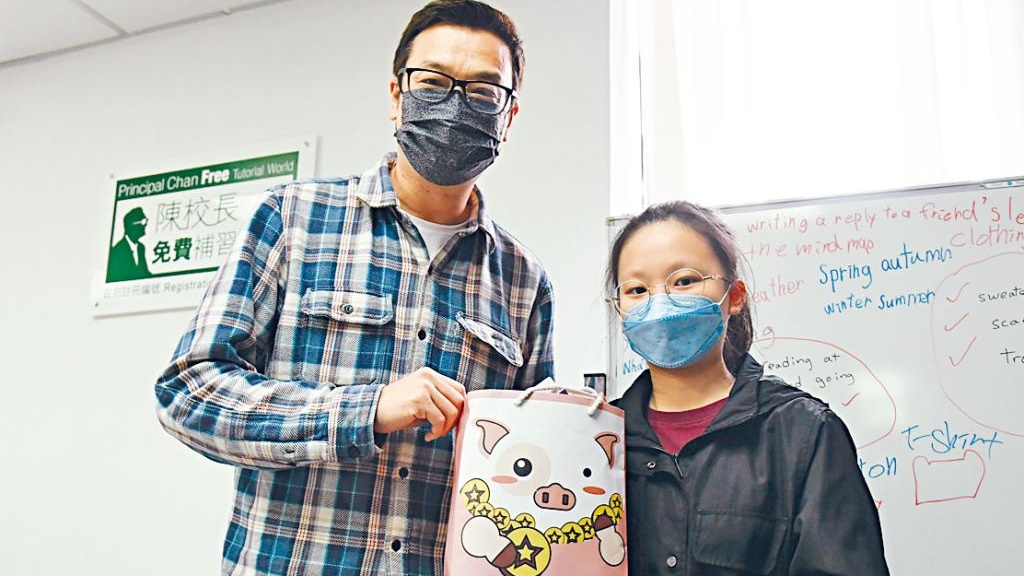 「陳校長免費補習天地」創辦人陳葒校長與吳雅霖同學，對善長捐贈物資表示感激。 何健勇攝