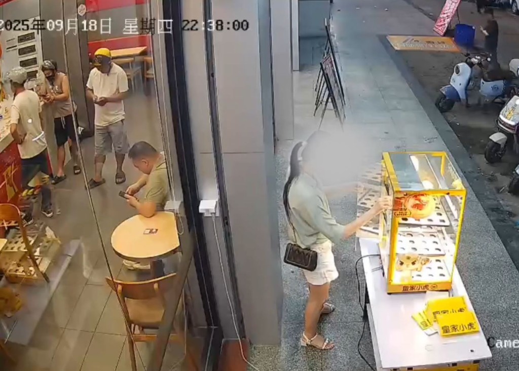 女子在小吃店前淡定連偷5個蛋撻即場吃完再施施然離開。抖音＠最美好開始