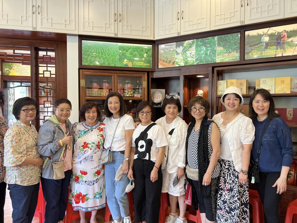 馬海倫（左四）相約一班好友到廣東新會觀光。