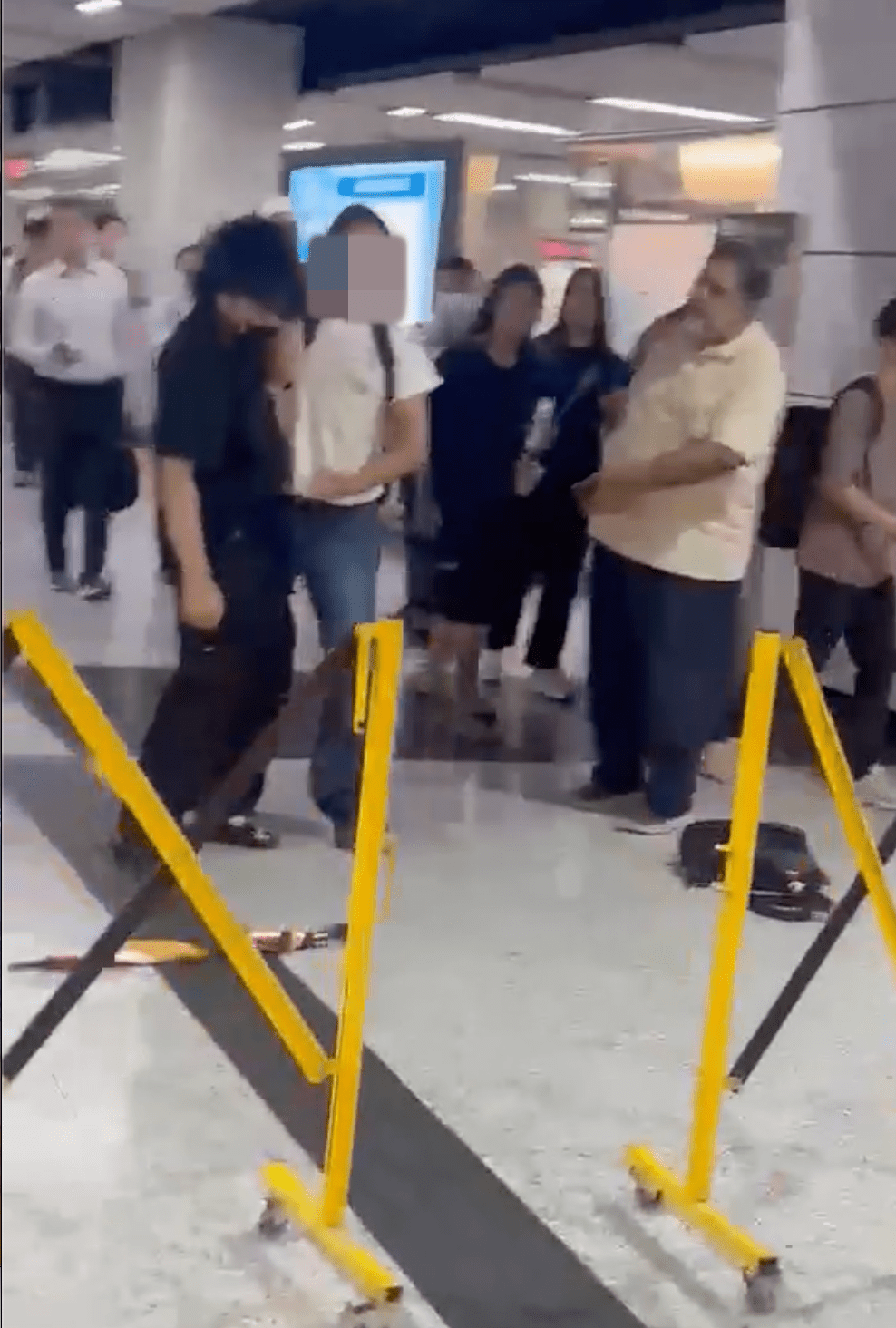 一名非華裔男子(右)上前勸阻,以廣東話向兩人表示:「你哋唔好打,好唔好?」。Facebook 香港交通突發報料區突發事故資迅谷: 點只係交通咁簡單 影片截圖 一名非華裔男子(右)上前勸阻,以廣東話向兩人表示:「你哋唔好打,好唔好?」。Facebook 香港交通突發報料區突發事故資迅谷: 點只係交通咁簡單 影片截圖