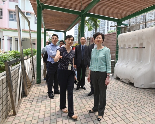 林鄭月娥(前排右)視察黃大仙紀律部隊宿舍損毀情況。政府新聞處圖片