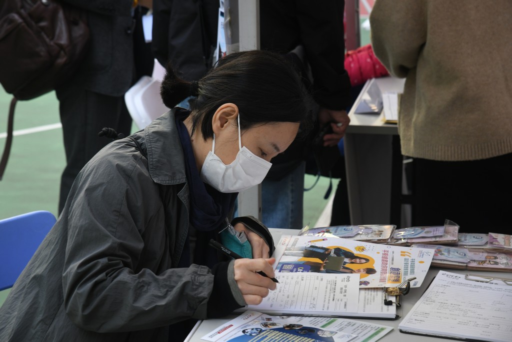 基督教励行会于今日（10日）在观塘安泰邨和泰楼篮球场举行「求职再出击 安老院舍及服务行业招聘会」。何健勇摄