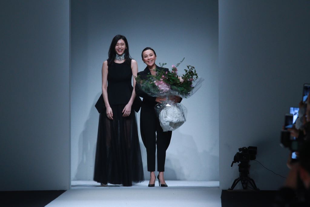 嘉玲姐转型捞埋时装设计师。