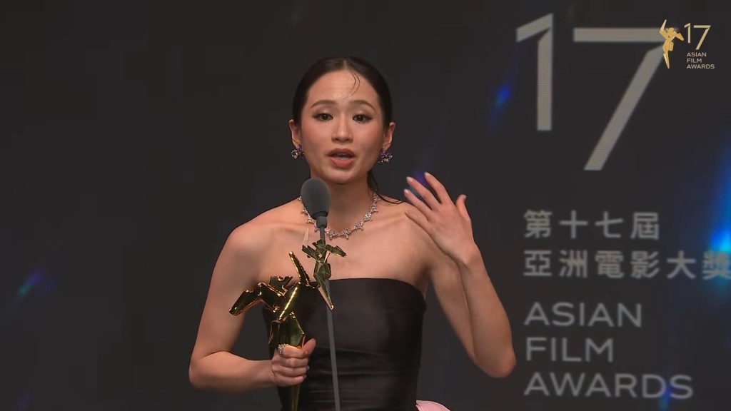 梁雍婷在台上对为她装扮的团队表示感谢，不忘自嘲：「你都见到化妆前后两个样㗎啦！」