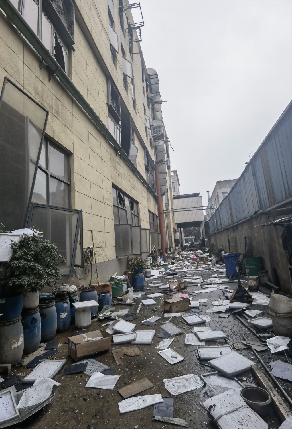 江蘇常州一工廠廠房發生粉塵爆炸，現場一片狼藉。