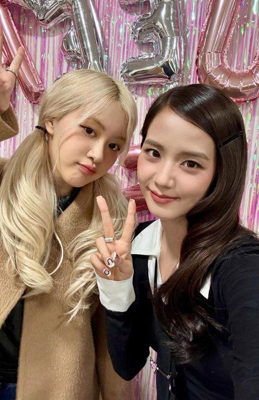 Jisoo正在韓國宣傳新歌,隊友Rosé都有去打氣。 Jisoo正在韓國宣傳新歌,隊友Rosé都有去打氣。