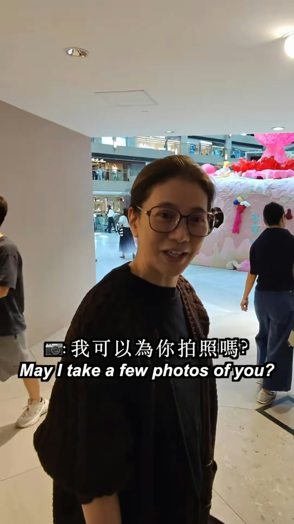 袁詠儀應街拍攝影師的邀請即席拍照。