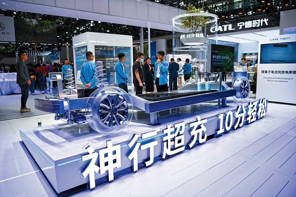 廣州車展上月揭幕,寧德時代展示汽車電池模型。