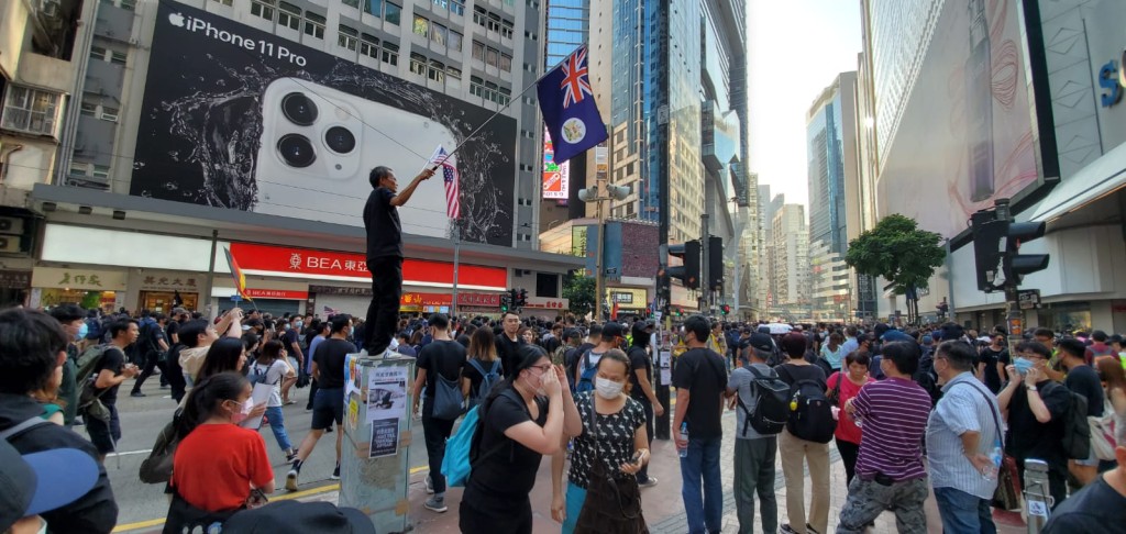 抗議人群佔據怡和街及軒尼詩道。