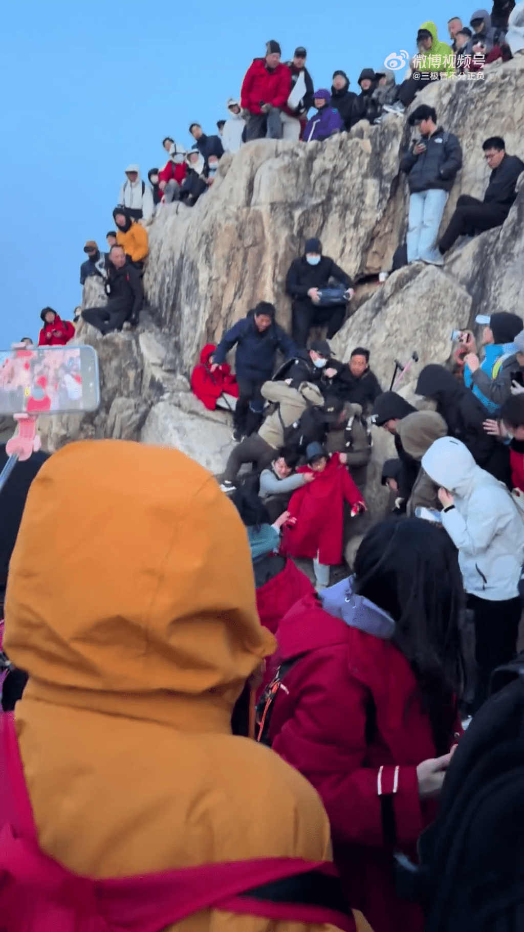 煞尽风景！泰山睇日出争位开拖，多人混战滚落岩壁。