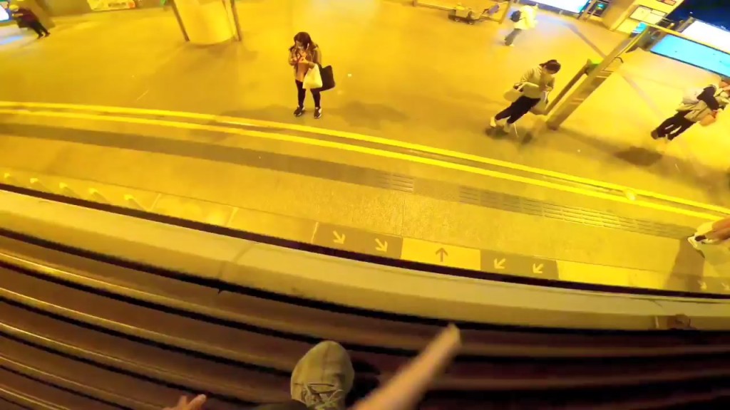 轻铁驶入屯门站，二人随即从车顶一跃而下。。