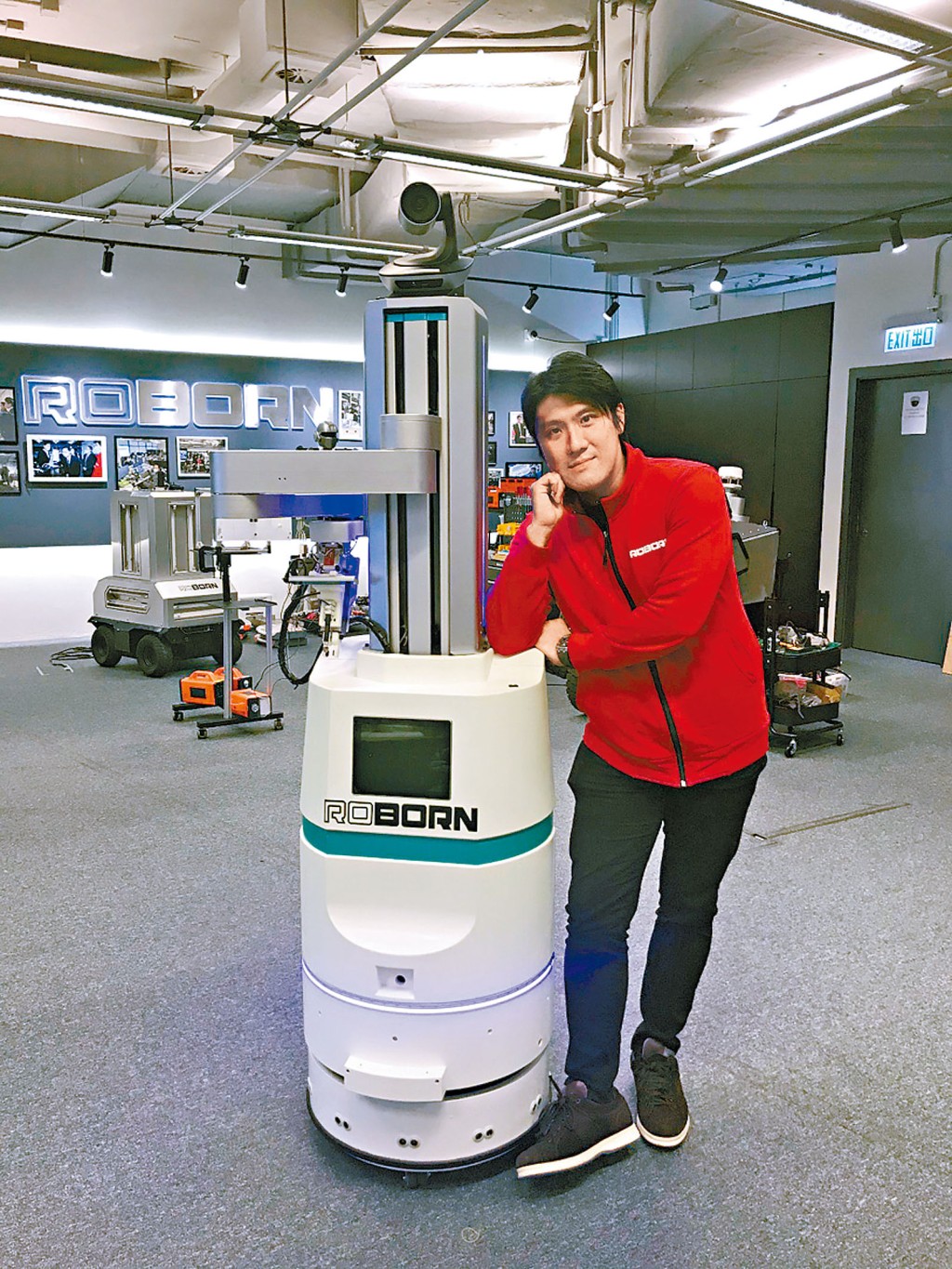 ■麦骞誉的团队花约三个月，制作隔离病房专用的机械人「CARE」。