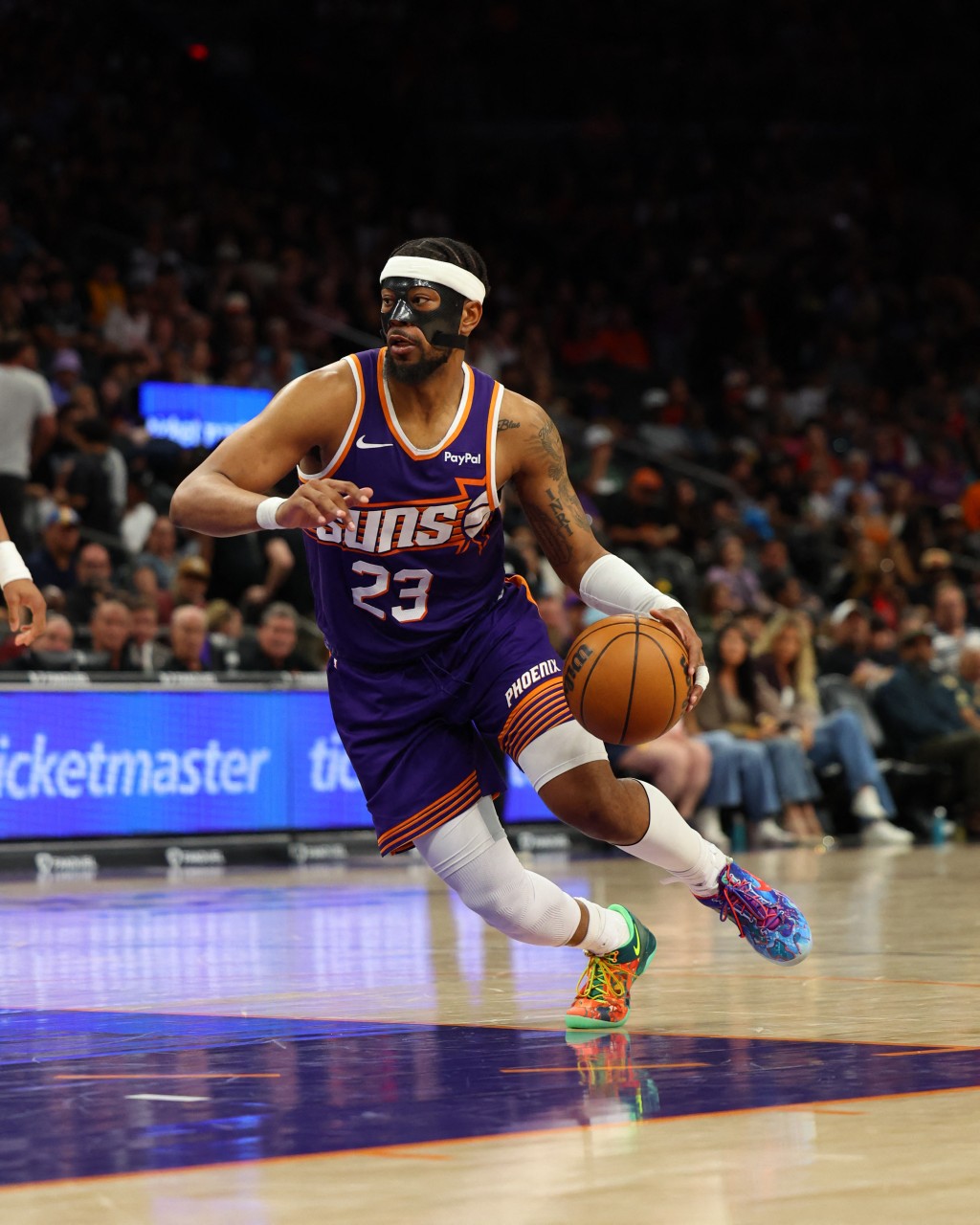 第三節尾段葛雲連環轟入三分球，第四節前將分差收窄至95:97。路透社