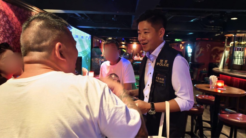 警方6月派員到蘭桂坊酒吧,向市民宣傳反外圍賭博訊息。 警方6月派員到蘭桂坊酒吧,向市民宣傳反外圍賭博訊息。