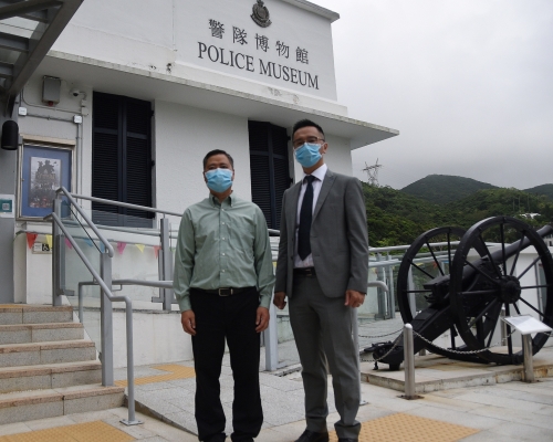 香港警察學院研究中心主管林穎聰警司(右)及警隊博物館館長鄭俊德均表示，博物館活化後藏品將更為豐富。 李殷攝