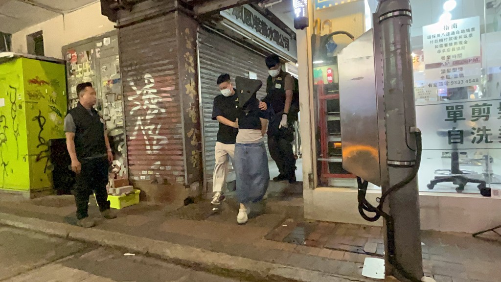 涉案女子被帶走。
