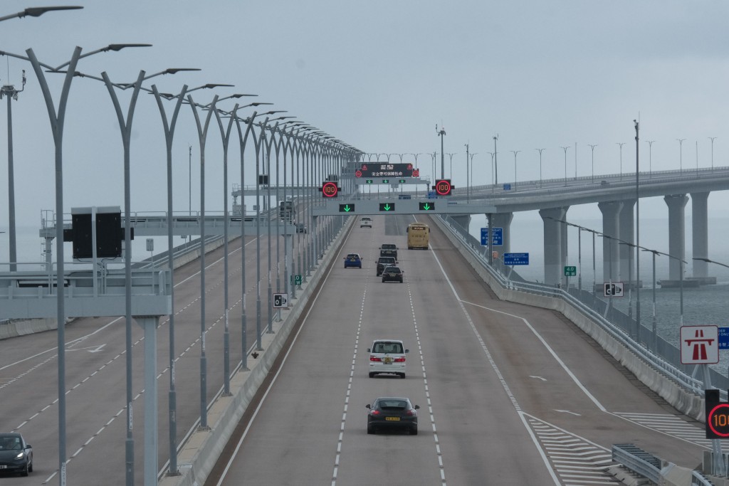 香港货车经大桥前往澳门口岸转运站装卸货物，将获免除澳门商业税务登记及澳门行车税。