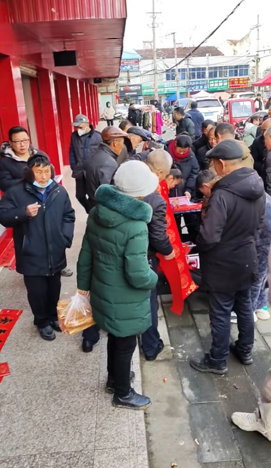 湖北11歲蔣夢涵當街賣手寫春聯，賺錢之餘又可練膽克服「社恐」。