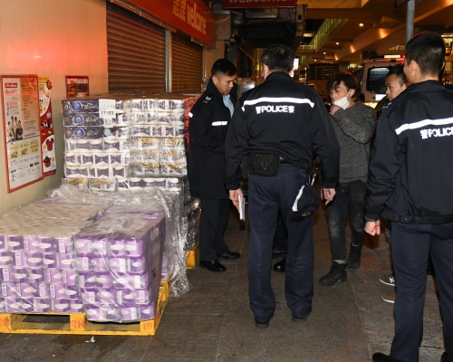 當日放在超市外的廁紙被搶劫。資料圖片