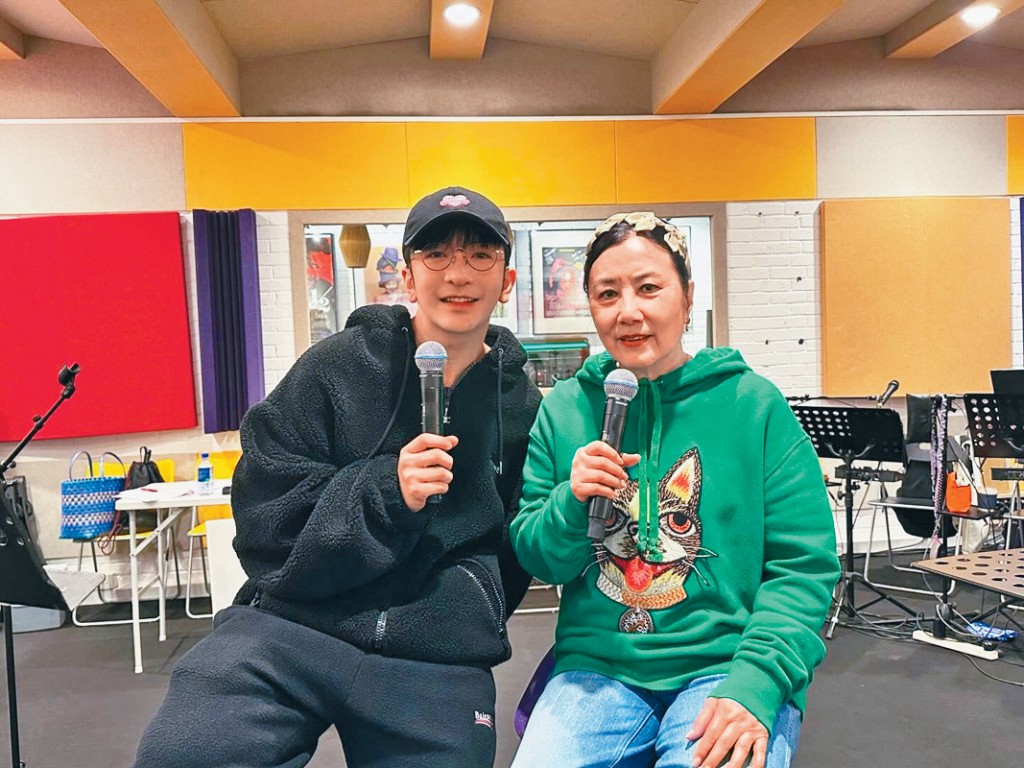 汪阿姐分享和AL的綵排合照,網民表示期待他們跳《熱咖啡》。