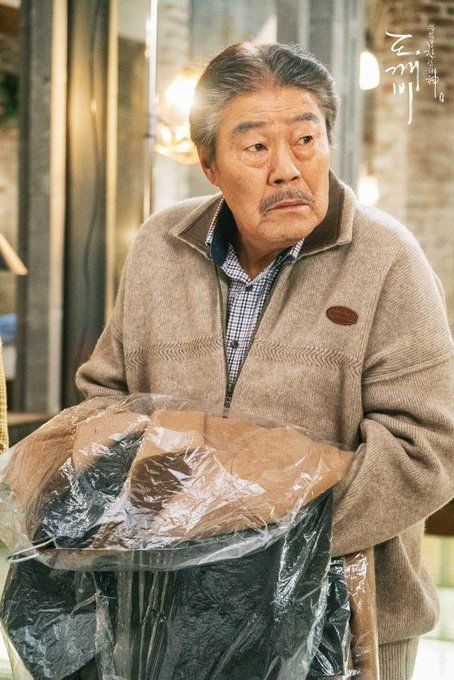 金成謙在《鬼怪》中飾演劉會長。 金成謙在《鬼怪》中飾演劉會長。