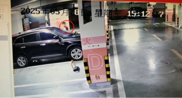 湖北男因家庭矛盾發洩情緒刮花十餘車輛。極目新聞 湖北男因家庭矛盾發洩情緒刮花十餘車輛。極目新聞
