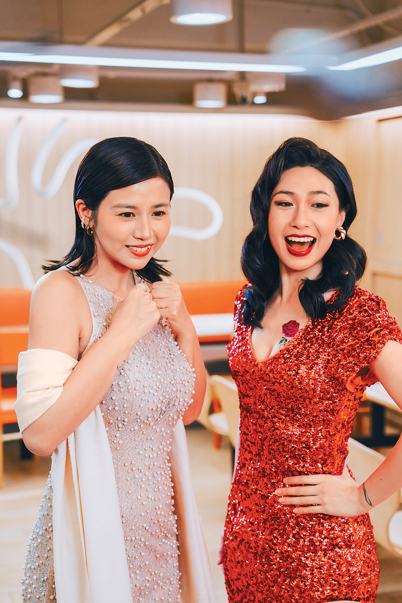 蔡蕙琪（右）與楊偲泳再度化身性感女公關去「見工」。