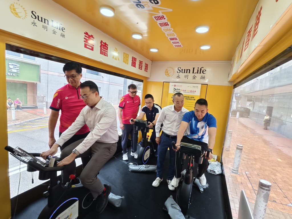 葵青民政事務專員梁乘龍脫去西裝外套,與兩名警隊高層一同為單車盛事創舉出力,眾人合力貢獻30公里累計里數。 葵青民政事務專員梁乘龍脫去西裝外套,與兩名警隊高層一同為單車盛事創舉出力,眾人合力貢獻30公里累計里數。
