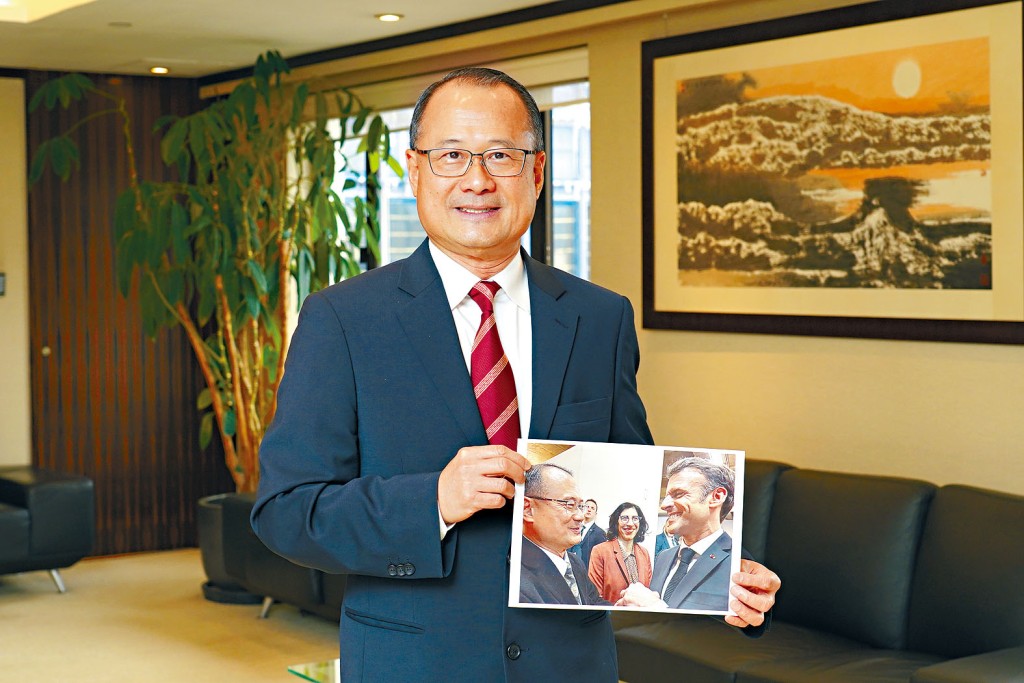 新華集團主席蔡冠深赴巴黎愛麗舍宮出席授勳儀式前接受本報專訪。