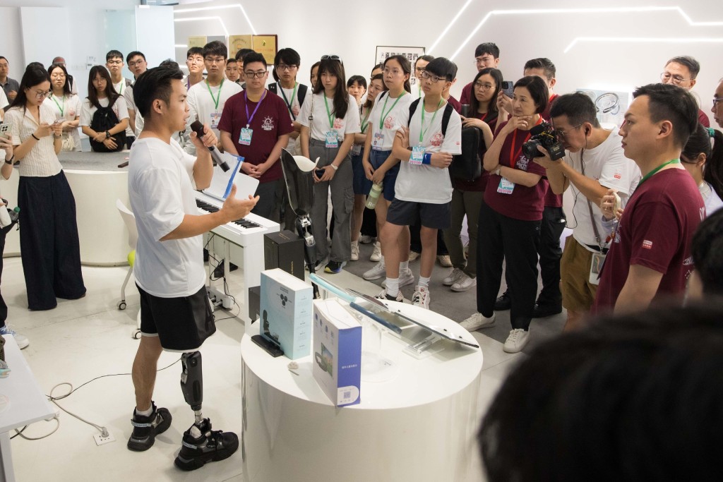 強腦科技體驗─強腦科技向太陽使者展示智慧義肢技術。港台供圖