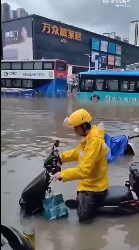 深圳不少街道積水。